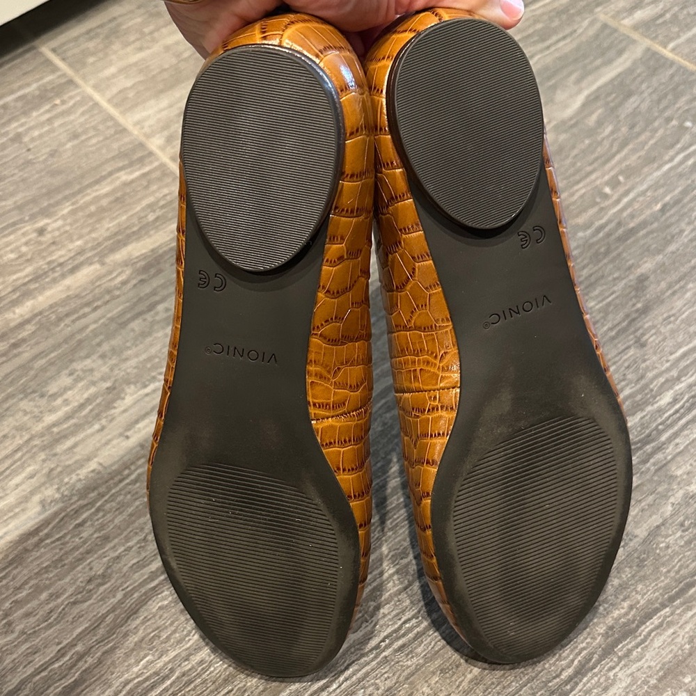 Vionic Women's Brown Crocodile-Pattern Flats - Picture 8 of 8